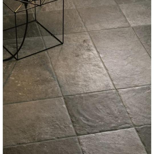 szurke szinu burkolat padlolap csempe jarolap ko hatasu 40x40 mediterran stilusu country vintage fagyallo felujitas nappali haloszoba balaton nyaralo konyha letisztult marvany meszko hatasu szurke bezs.JPG